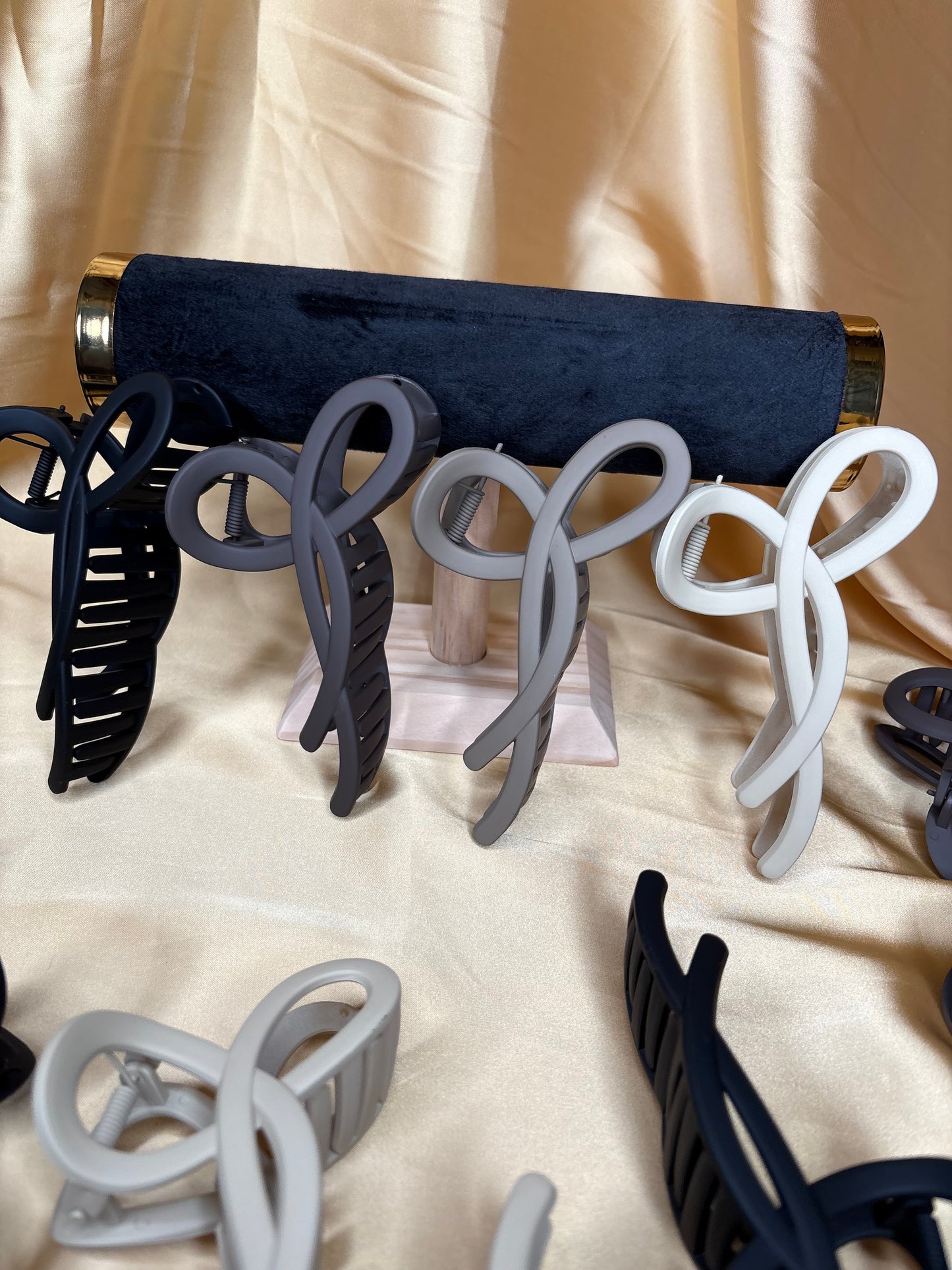 Bow claw clip